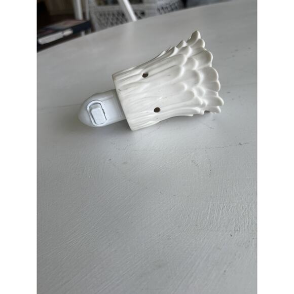 Scentsy Shasta Daisy White Plug In Wax Scent Warmer EUC - Picture 4 of 6